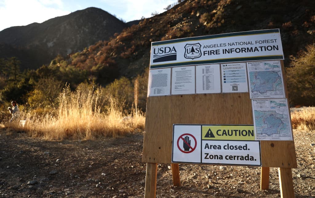 En la advertencia oficial, se establece que el cierre de estas áreas en Mount Baldy responde a "la seguridad del público y para agilizar la recuperación de los recursos naturales afectados por 
<b><a href="https://www.univision.com/local/los-angeles-kmex/evacuaciones-y-cierres-de-carreteras-por-incendio-bridge-en-san-gabriel-video" target="_blank">el incendio forestal</a></b>".