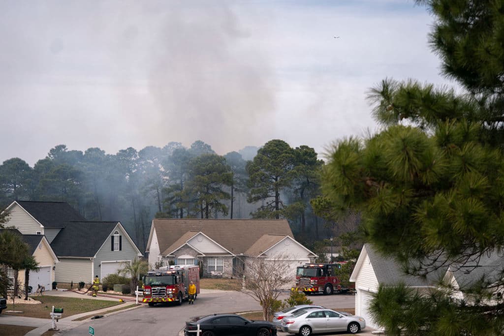 Hasta el mediodía del domingo 2 de marzo, 
<b>en Myrtle Beach no se reportaban viviendas incendiadas</b>. Los bomberos se concentraban en mantener el fuego alejado de las propiedades.