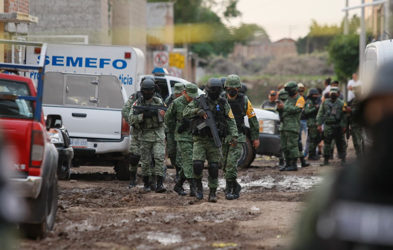"Van, cometen sus fechorías y luego el lugar de resguardo es el propio anexo y por eso el grupo rival va y ataca en los anexos", explicó Álvar Cabeza de Vaca, secretario de seguridad de Guanajuato, asegurando que muchos de estos centros ilegales están altamente penetrados por 
<a href="https://www.univision.com/temas/crimen-organizado">grupos criminales. </a>