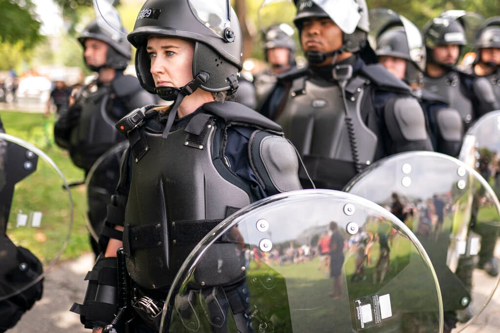 Horas ates de que comenzaran a llegar los manifestantes, la Policía del Capitolio estaba reforzada con cientos de agentes para evitar una repetición de los hechos sucedidos en enero pasado durante el 
<a href="https://www.univision.com/temas/asalto-al-capitolio">asalto al Capitolio</a>, antes de la juramentación presidencial.
<br>
<br>La policía con equipo antidisturbios observa la manifestación denominada "Justicia para J6" cerca del Capitolio de los Estados Unidos en Washington, el sábado 18 de septiembre de 2021.