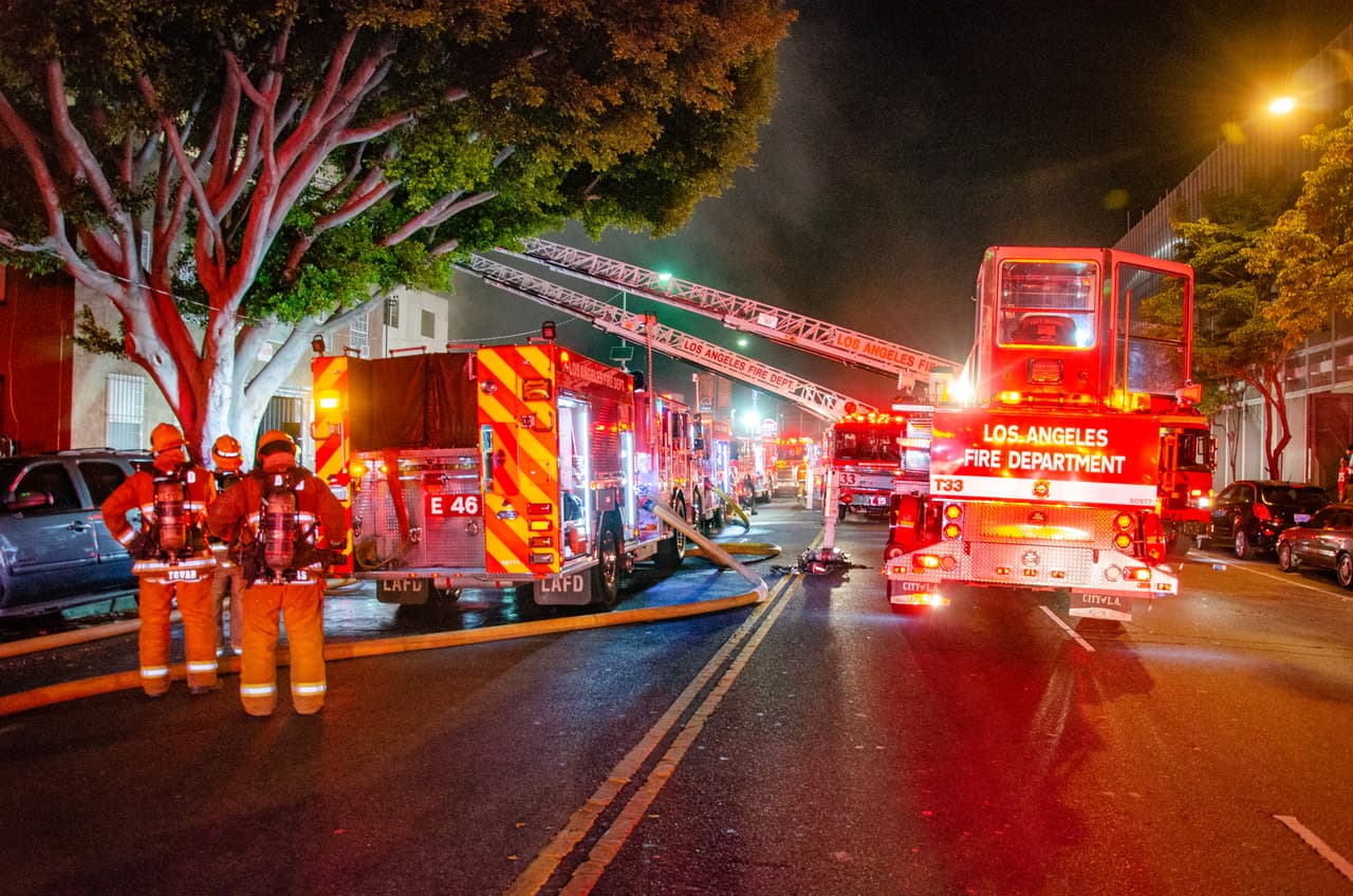 El Departamento de Bomberos de Los Ángeles informó de una explosión a las 6:30 p.m. que dejó varios edificios en llamas.