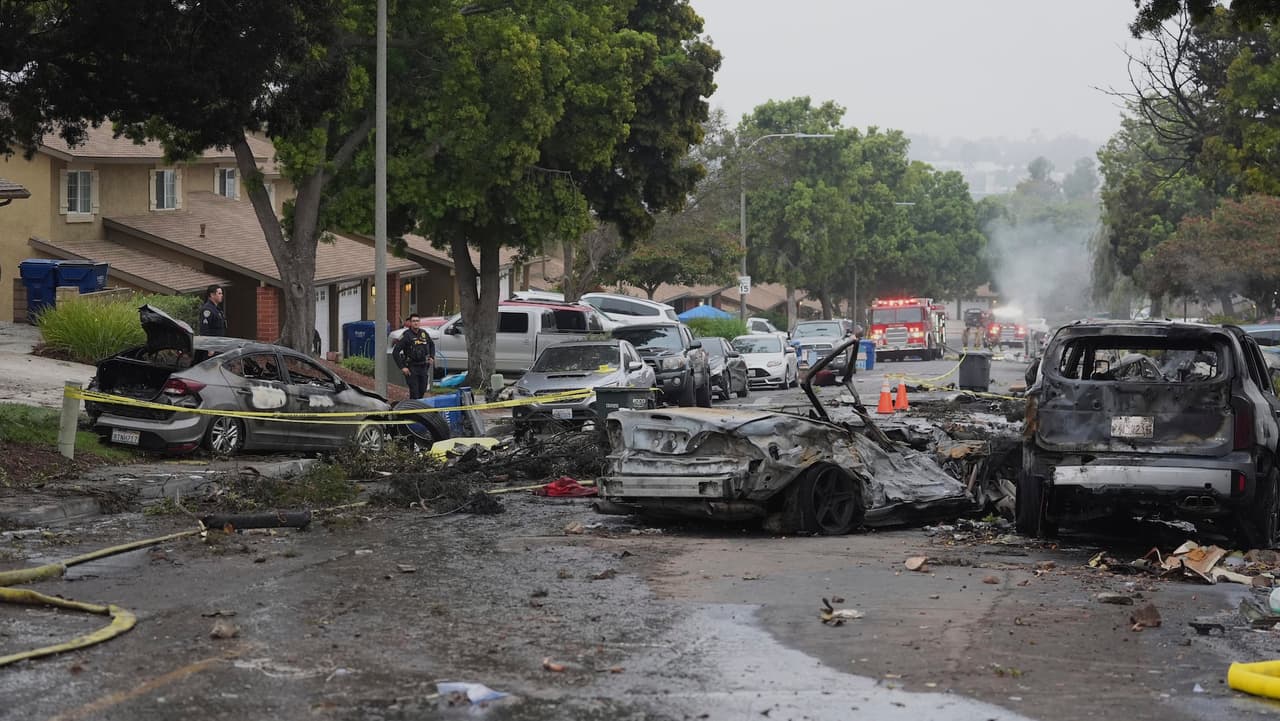 Avioneta se estrella en vecindario de San Diego dejando varios muertos y decenas de desplazados