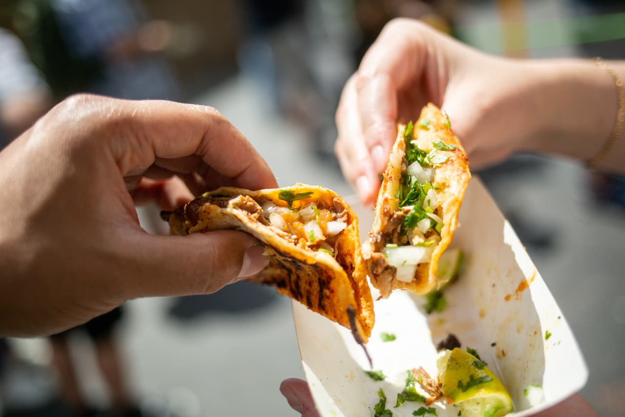 Cómo el 'Taco Tuesday' quedó en medio de una pelea entre una cadena enorme y una más pequeña que no tira la toalla