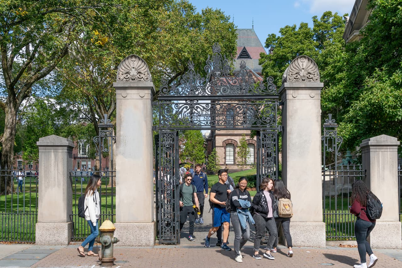 <b>Puesto 10. Universidad de Brown</b>
<br>
<br>Tasa de aceptación: 7%.
<br>
<br>Lugar: Providence, Rhode Island.
<br>
<br>Se destaca por tener el programa de ingeniería más antiguo de la Ivy League y es una de las universidades más antiguas de Estados Unidos, fundada antes de que comenzara la Revolución Americana. Ocho premios Nobel han egresado de esta institución.
<br>