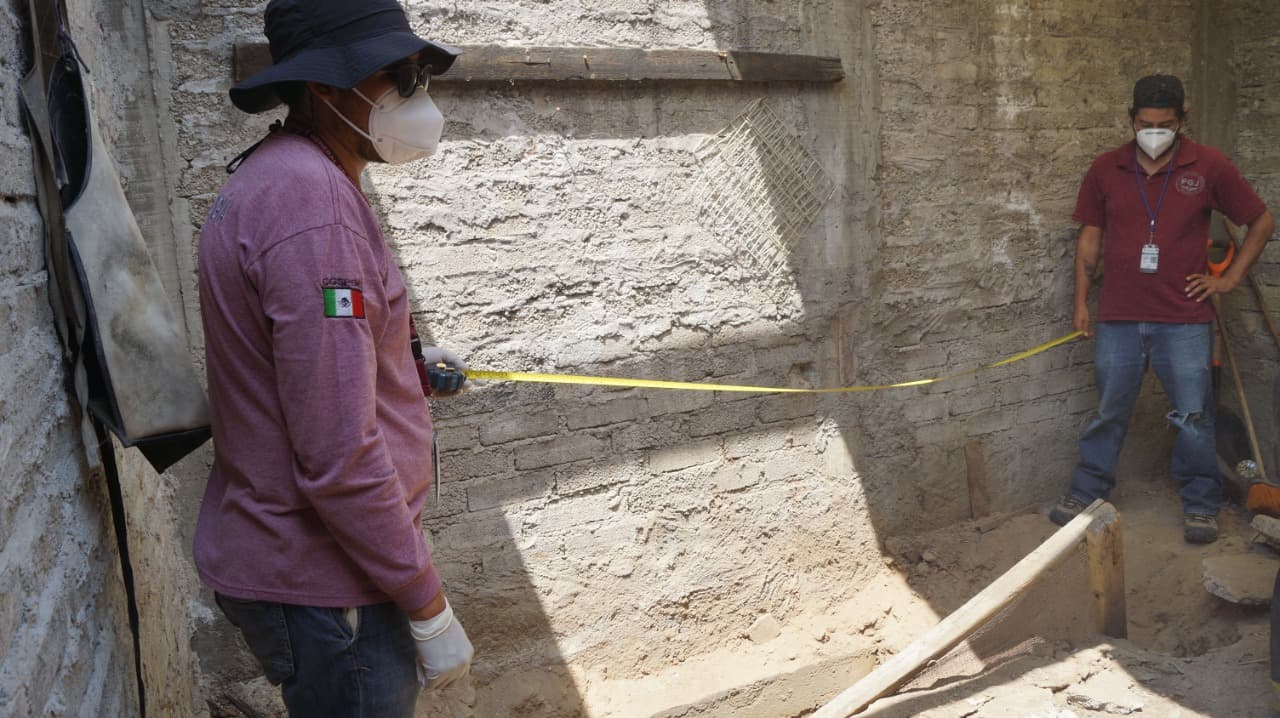 Aunado al hallazgo del cuerpo de la mujer, las autoridades encontraron en el cateo de la casa más restos óseos y otras evidencias por lo que 
<b>el sospechoso de asesinato y canibalismo pudiera tener más cargos en su contra. </b>
<br>