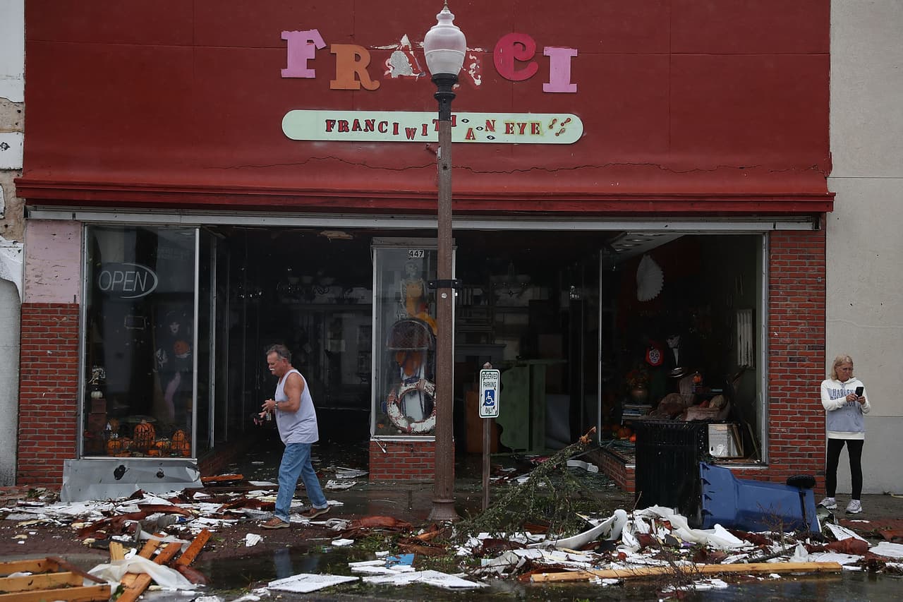 En Panama City los dueños de los negocios exploran los destrozos.