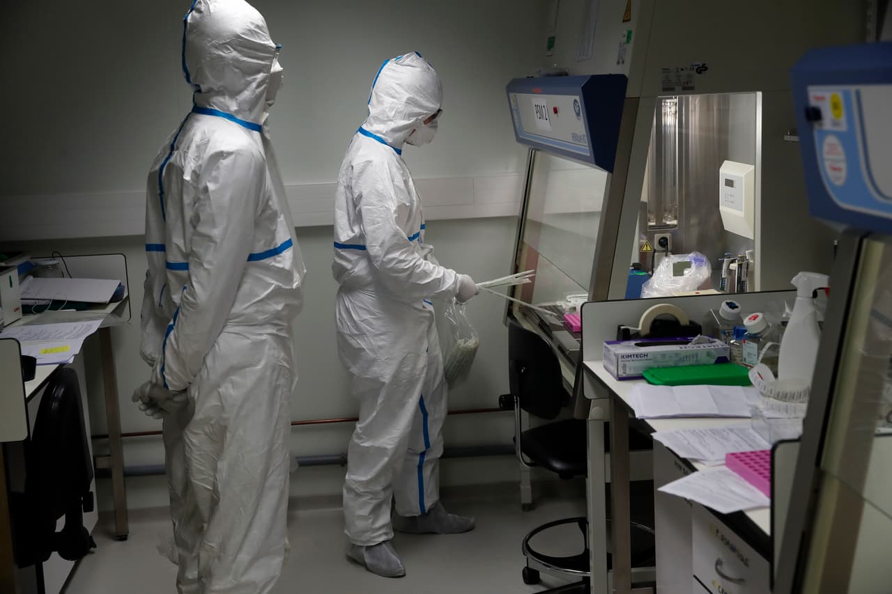 <b>2.- Las autoridades de salud pudieron identificar en corto tiempo de qué se trataba la nueva enfermedad. </b>Los primeros casos de neumonía severa se reportaron en China el 31 de diciembre de 2019 y, para el 7 de enero, autoridades sanitarias informaron de lo que se trataba.
<br>