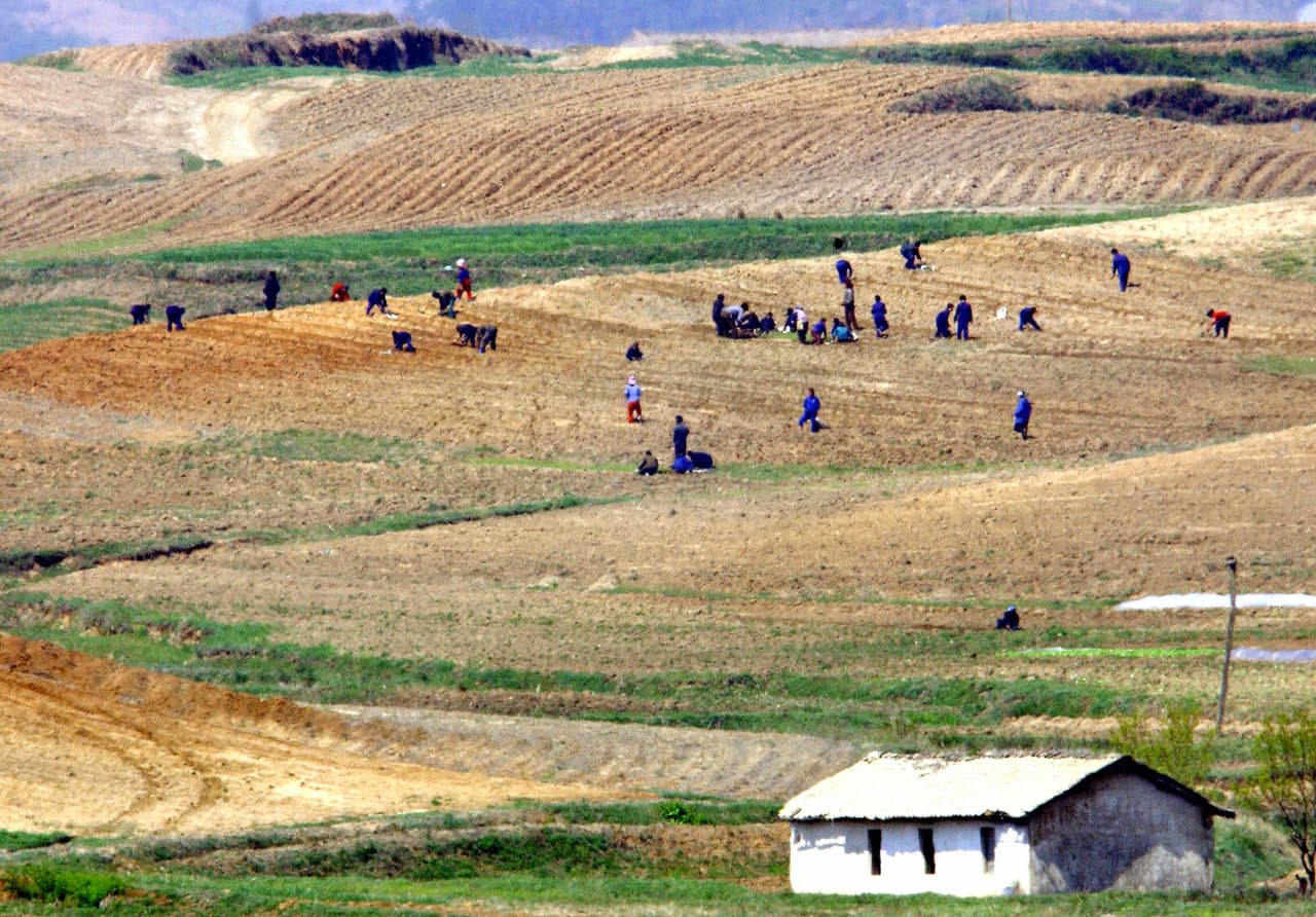 Con los años, los testigos de Corea del Sur empezaron a sospechar que 
<b><a href="http://nypost.com/2014/07/11/the-mysterious-fake-town-on-north-koreas-border/">se trataba de un pueblo fantasma</a></b>. No se ven más que algunos habitantes y las casas no tienen vidrios. Corea del Norte ha usado esta ciudad para demostrar su poder, por ejemplo, poniendo una bandera con un asta de 525 pies de alto, como sucedió en los años 80, o como ocurrió en 2004, para poner unos gigantes parlantes para aturdir a los vecinos con propaganda comunista. 
<br>