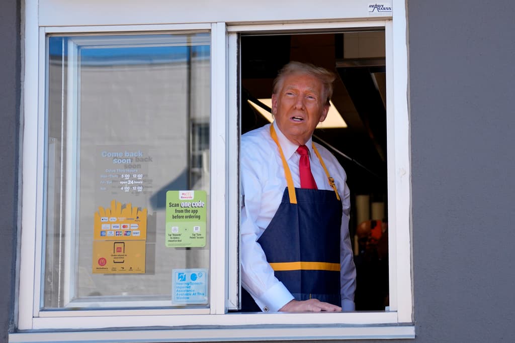 Además, el expresidente se encargó de distribuir papas fritas entre los periodistas que aguardaban en el exterior, junto a la ventanilla del autoservicio.