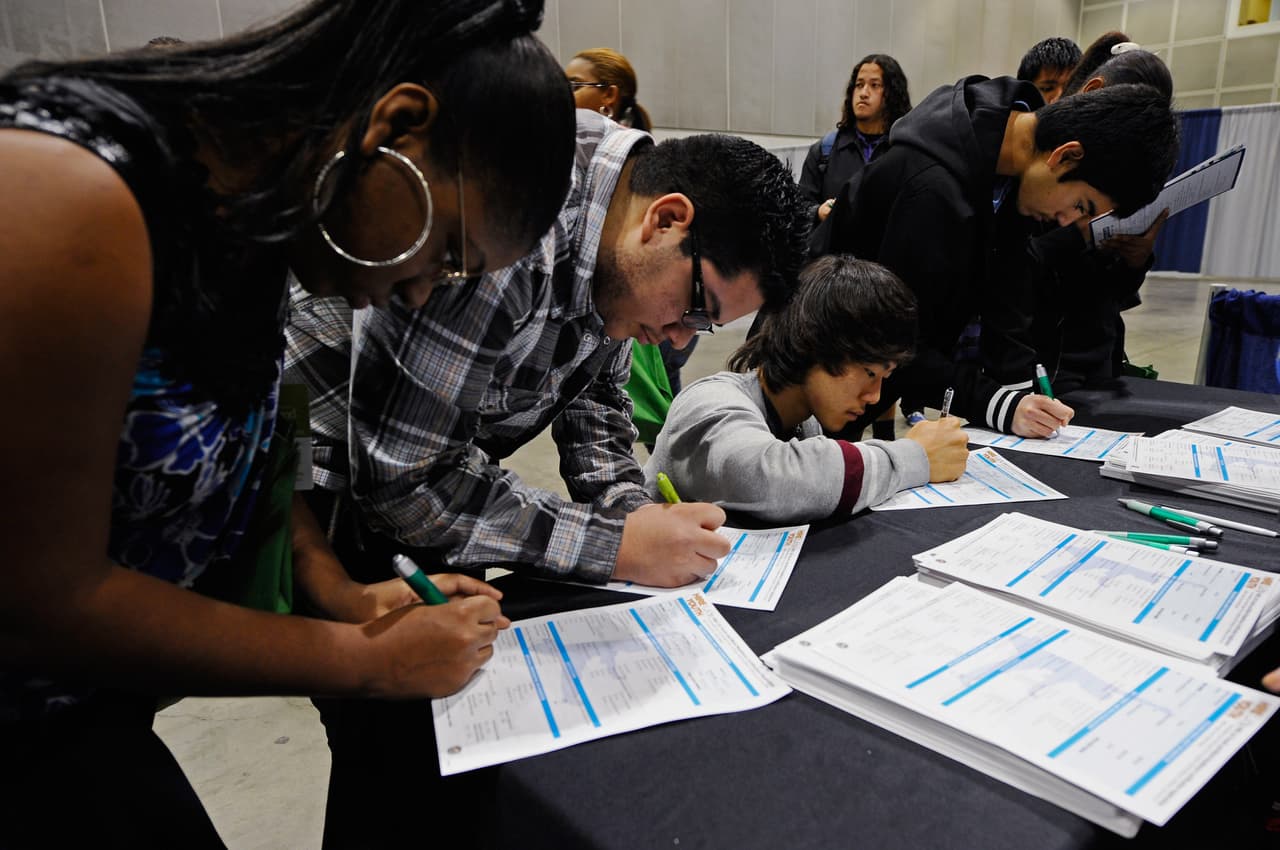 Estudiantes y sus padres desconfían de la ayuda financiera para estudiar aunque la mayoría se educa gracias a ella