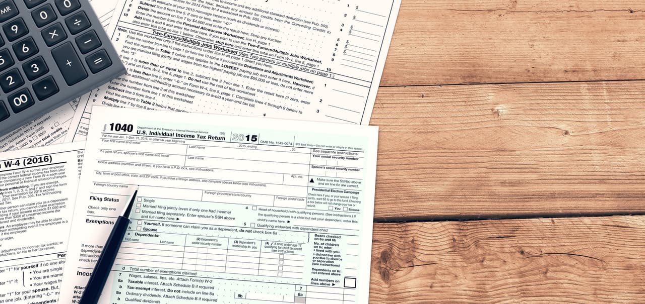 Puede que te hayas dado cuenta de que cometiste un error o el IRS te solicite una revisión de tus impuestos para verificar datos. En ambos casos, el contribuyente debe completar el formulario de enmienda 1040X y debe entregarlo físicamente ante el ente fiscal.