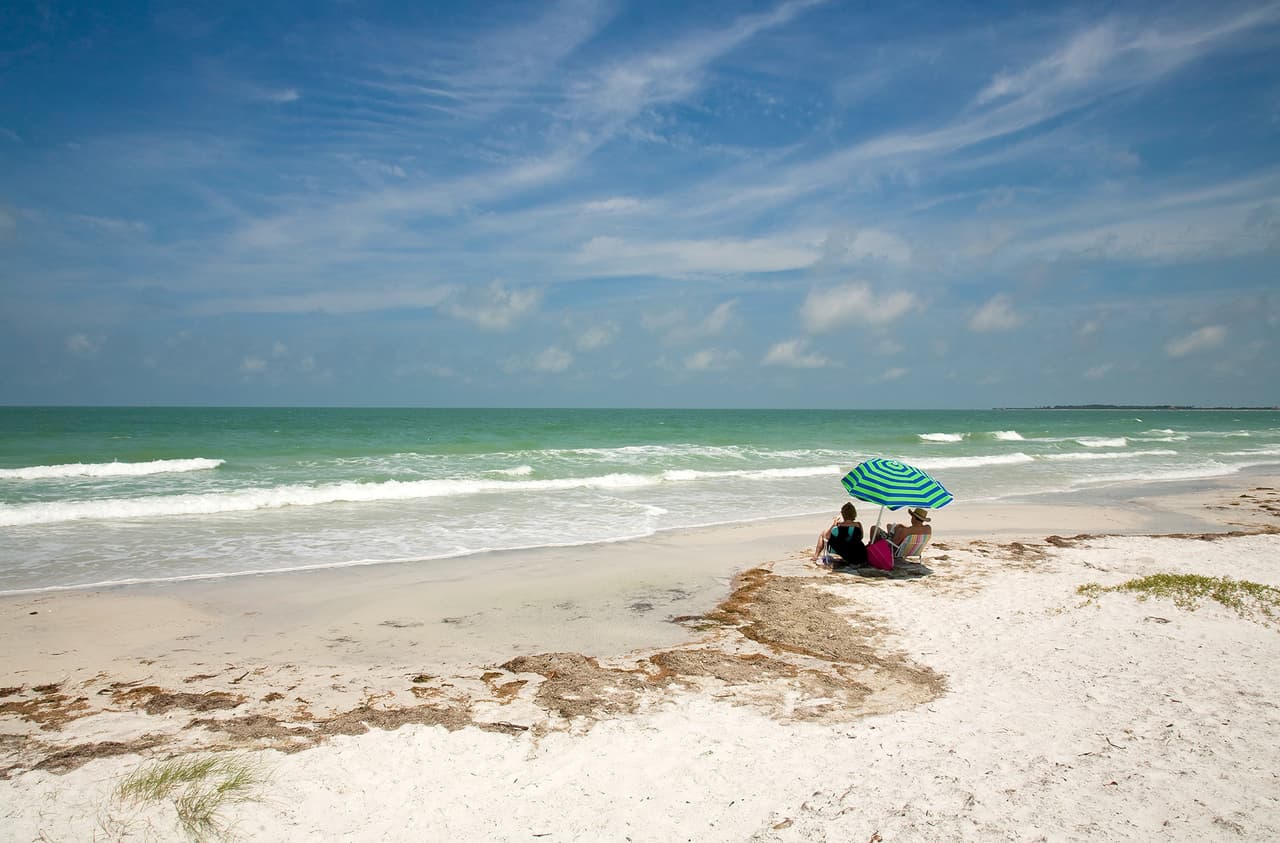 Emiten nueva advertencia por contaminación con bacteria fecal en 5 playas de Miami