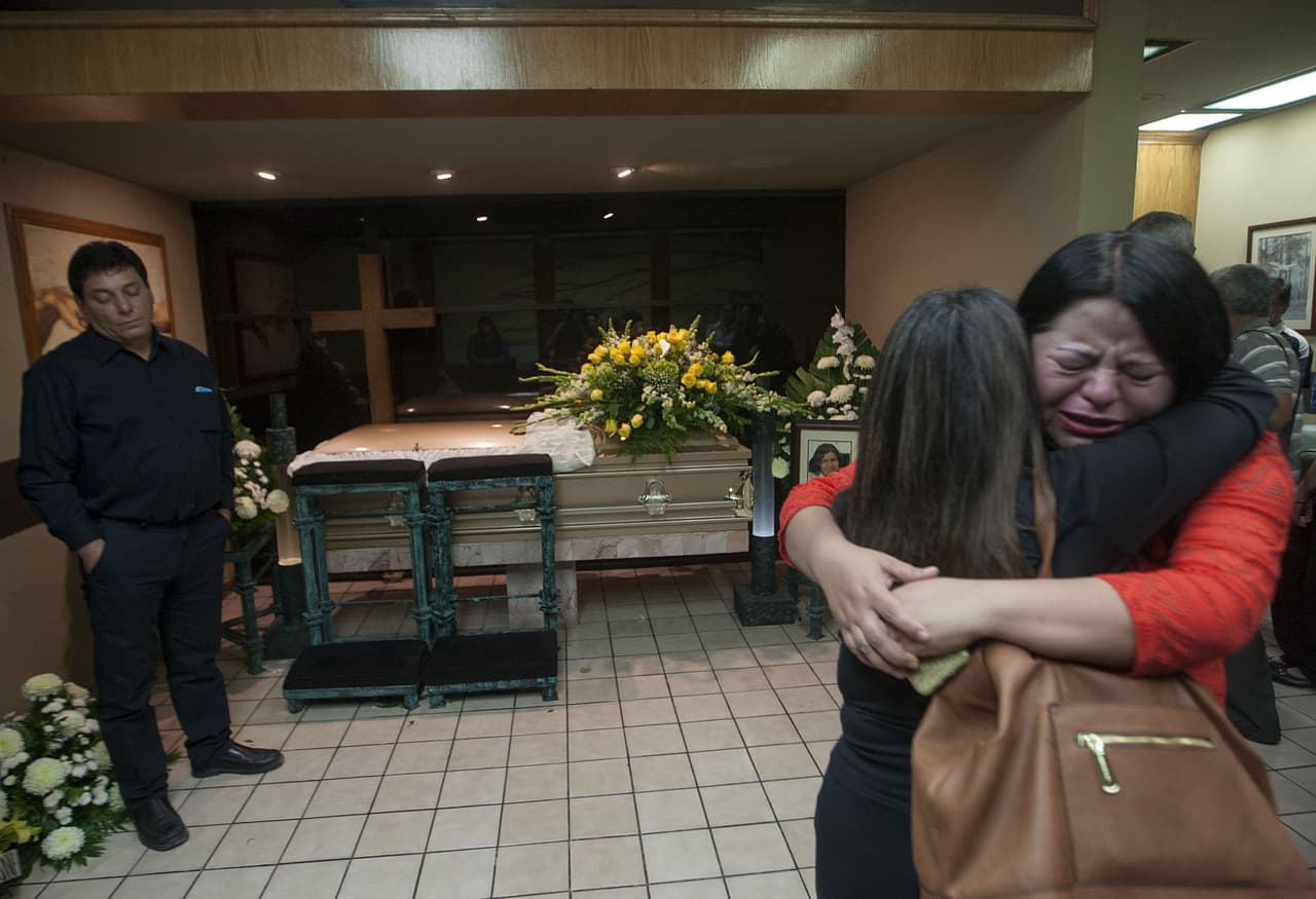 Familiares de la periodista 
<a href="https://www.univision.com/noticias/muertes/periodista-mexicana-es-encontrada-muerta-golpeada-y-ensangrentada-en-su-domicilio">Alicia Díaz González durante su funeral</a>, una de los al menos 10 comunicadores que han sido asesinados en México en 2018. González fue hallada muerta el 25 de mayo de 2018 en su casa en Monterrey, en el norte de México.