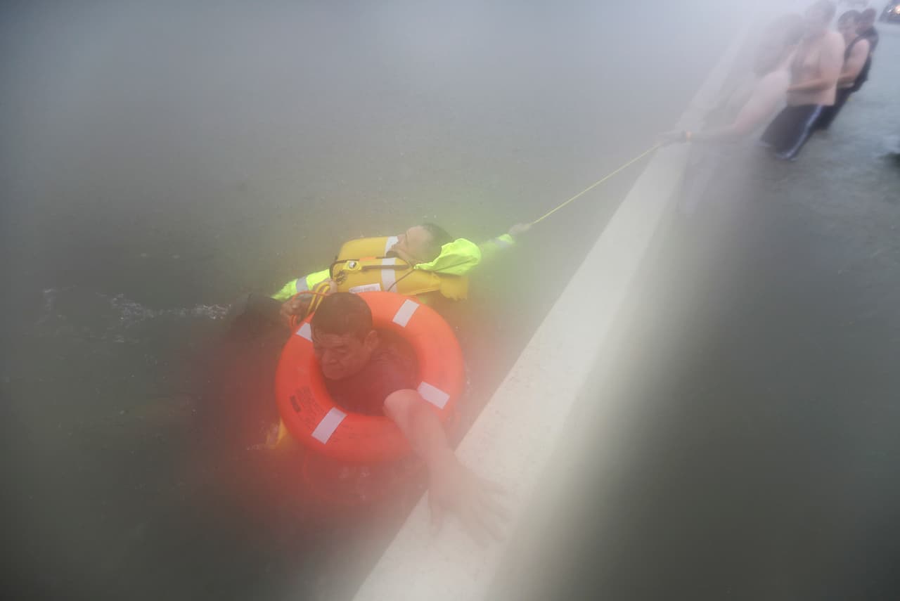 Wilford Martínez es rescatado de su carro inundado en la Interestatal 610. El alcalde de Houston asegura que toda la ciudad está bajo el agua
<b>.</b> Las autoridades recomiendan no permanecer dentro de los autos durante una inundación.
<br>