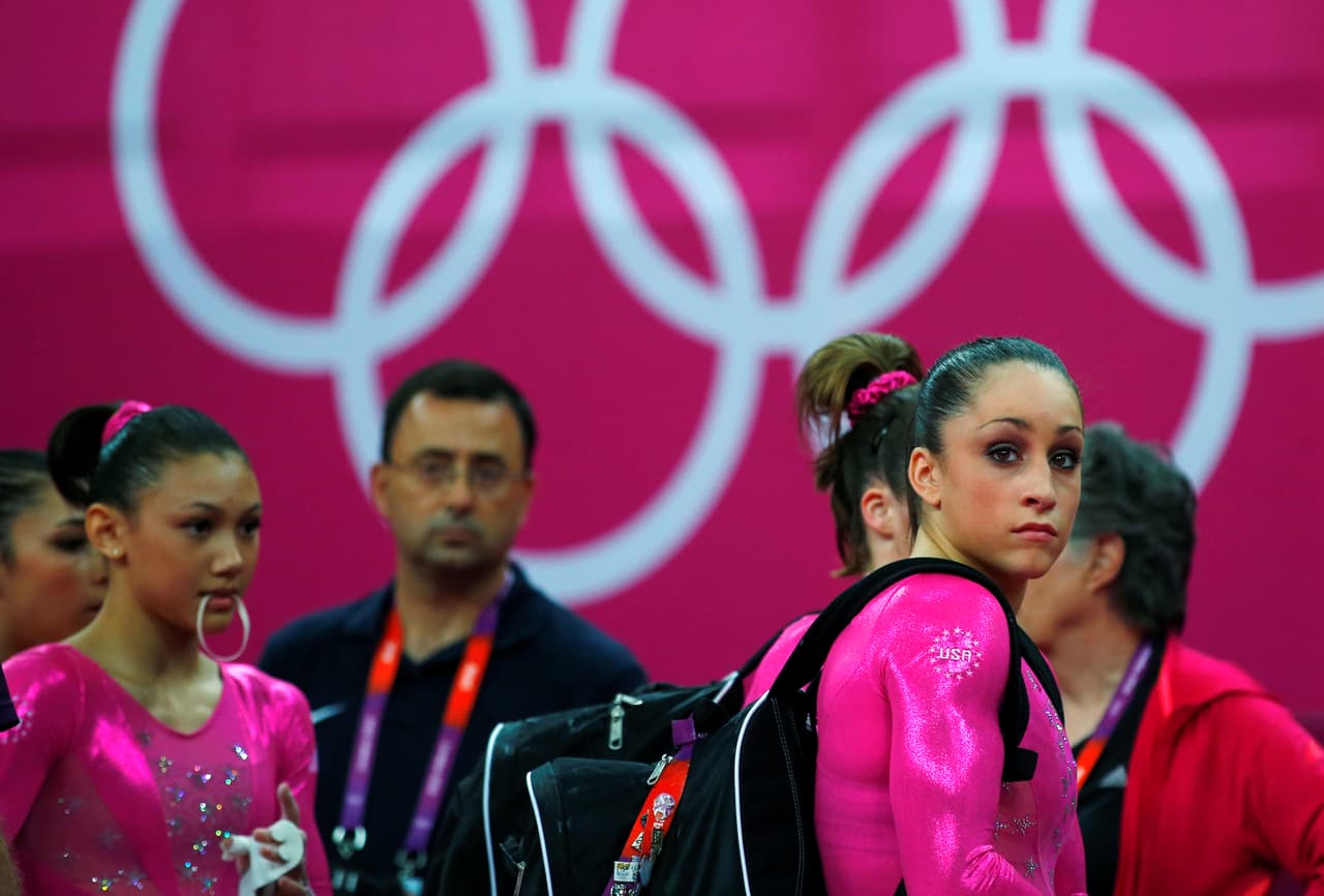 “Ahora, la directiva del USA Gymnastic tiene el descaro de emitir un comunicado en estos días diciendo que apoya nuestras voces y nuestra valentía. Pero… 
<b>¿por qué nadie expresó simpatía ni apoyo cuando denunciamos los abusos? ¿Por qué no hemos oído aún nada de parte del Comité Olímpico?</b> 
<a href="https://www.univision.com/noticias/acoso-sexual/la-peor-epidemia-de-abuso-sexual-en-la-historia-del-deporte-9-frases-del-poderoso-discurso-de-aly-raisman-contra-larry-nassar">Usted fue nuestro médico durante varios juegos”</a>, dijo la medallista olímpica Aly Raisman en el juicio. En la fotografía, el ex médico junto a las atletas en los juegos olímpicos de Londres en 2012.