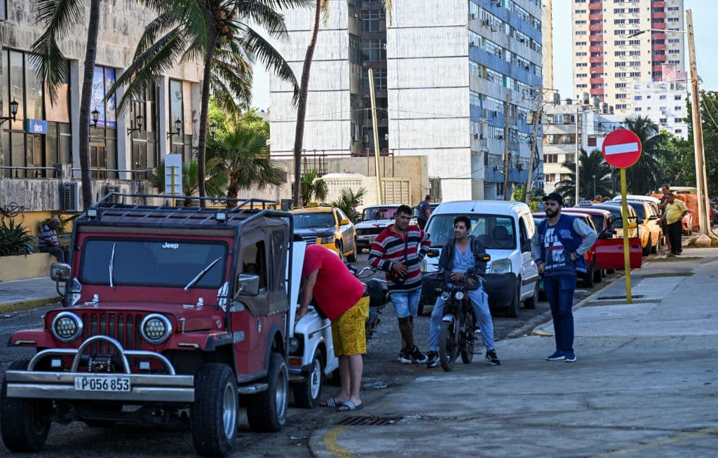 Algunos tendrán que decidir si ir a cenar o perder su lugar en la fila de espera para que llegue combustible a las bombas y les permitan comprar, para usar sus autos.