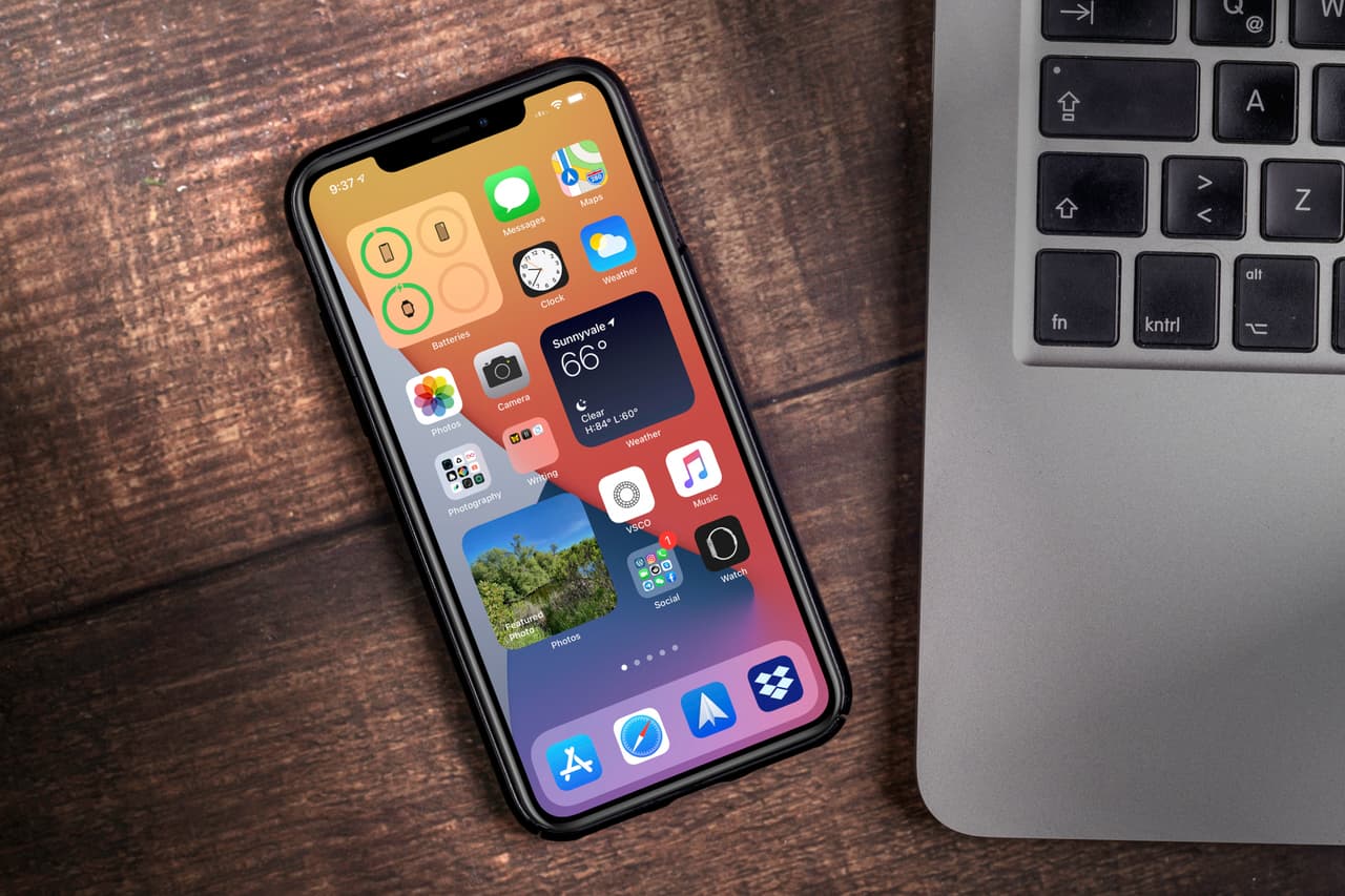 <h3 class="cms-H3-H3"><b>1. Reinicia tu teléfono al menos una vez por semana</b></h3>
<br>
<br>Debido a que siempre están al alcance de la mano, los celulares rara vez son apagados y almacenan una enorme cantidad de datos personales, por lo que son un blanco jugoso para los 
<i>hackers</i> que ansían tener acceso a textos, contactos, fotos y la ubicación geográfica del usuario. Incluso pueden encender el micrófono o la cámara del dispositivo de manera remota. 
<a href="https://www.univision.com/noticias/tecnologia/este-truco-puede-evitar-hackeos-en-tu-telefono-celular">Al reiniciar el teléfono al menos una vez a la semana</a>, tienen que repetir varios procesos, lo que dificulta su labor. 
<br>