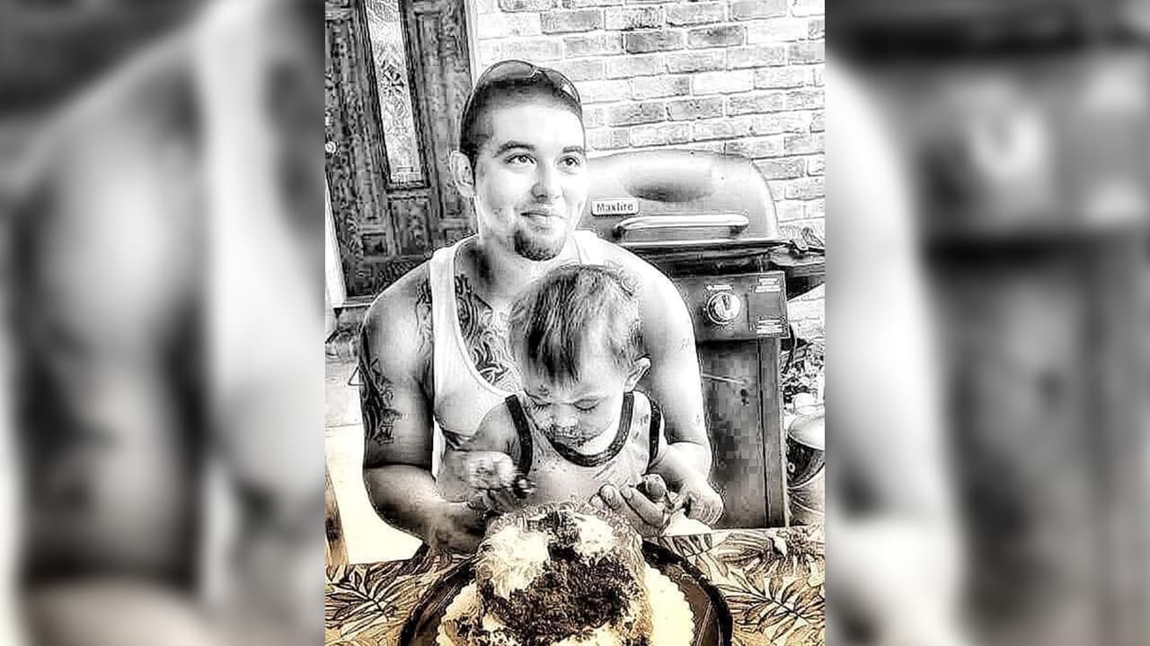 En el reporte de la policía de Houston con fecha de 22 de abril se detalla que el día 21 del mismo mes los oficiales usaron la pistola eléctrica para inmovilizar a Nicolás, pero como no tuvo efecto, le dispararon con un arma convencional llamada 
<i>bean bag.</i>