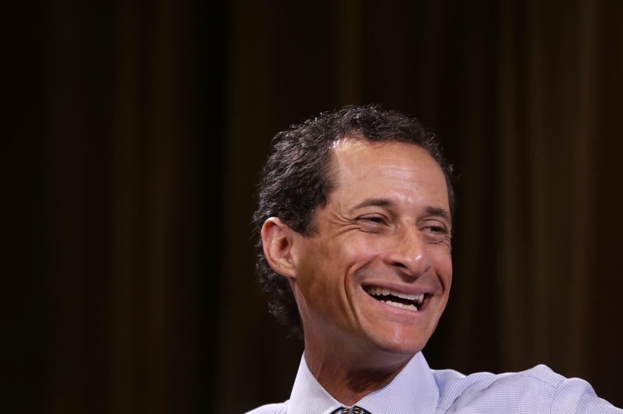 <b>Anthony Weiner.</b> En 2011 el excongresista demócrata por Nueva York envió mensajes sexuales explícitos con fotos de él desnudo a una menor de 15 años. En principio, Weiner aseguró que su cuenta había sido hackeada, pero 
<b><a href="http://www.univision.com/noticias/actos-delictivos/el-excongresista-anthony-weiner-se-declara-culpable-de-enviar-mensajes-sexuales-por-telefono-a-una-menor" target="_blank">luego reconoció la autoría y dijo que había tenido ese tipo de intercambios con más mujeres</a></b>. Finalmente renunció a su cargo. El caso terminó con el matrimonio de 
<b>Weiner con Huma Abedin, mano derecha de la excandidata Hillary Clinton.</b>