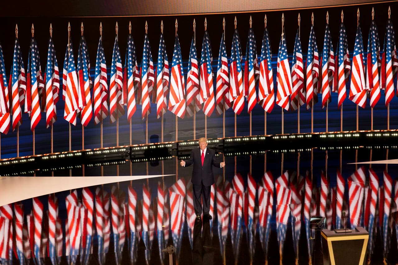 El momento de la noche, la salida de Donald Trump a dar su discurso de aceptación de la candidatura.
