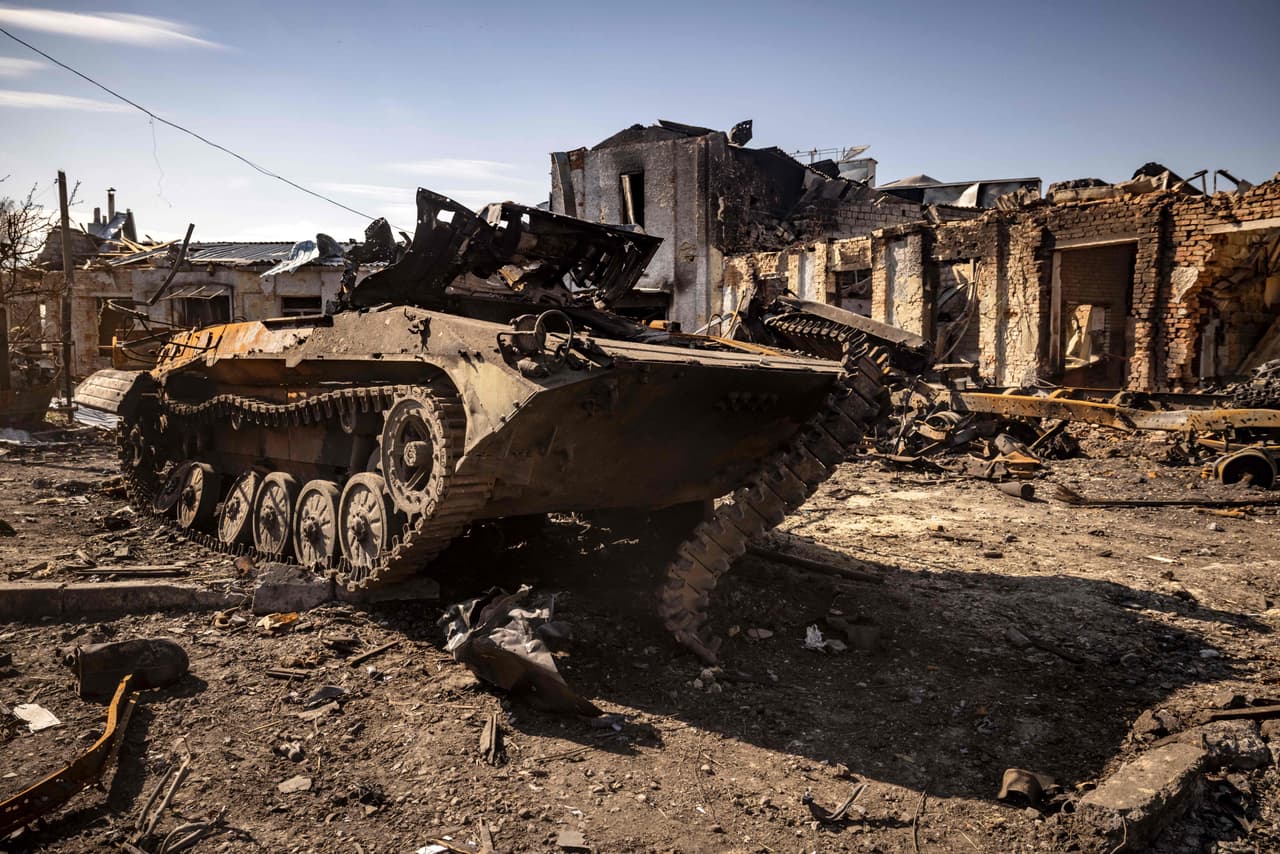 Un tanque ruso dañado en el medio de las ruinas de la ciudad de Trostianets. "Como se puede ver, hubo batallas aquí durante el último mes. Volaban proyectiles y la gente estaba asustada", dijo Evgeni Kosin, de los servicios de emergencia. 
<br>
<br>
<b>"La gente se quedó sin comida ni agua. Había una situación humanitaria horrible. Ahora que no hay bombardeos en los últimos tres días, tal vez mejore".</b>
<br>