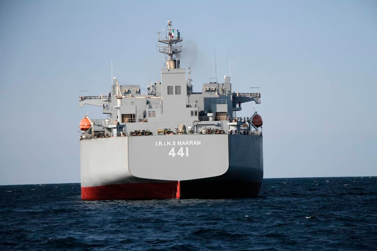 El Makran fue visto a finales de abril después de salir de su puerto de origen con las siete lanchas de ataque a bordo, según las imágenes de satélite proporcionadas al Instituto Naval de Estados Unidos (USNI). Esta foto publicada el martes 12 de enero de 2021 por el ejército iraní, muestra el buque de guerra Makran de fabricación iraní antes de ser incorporado a la Armada, en Irán.