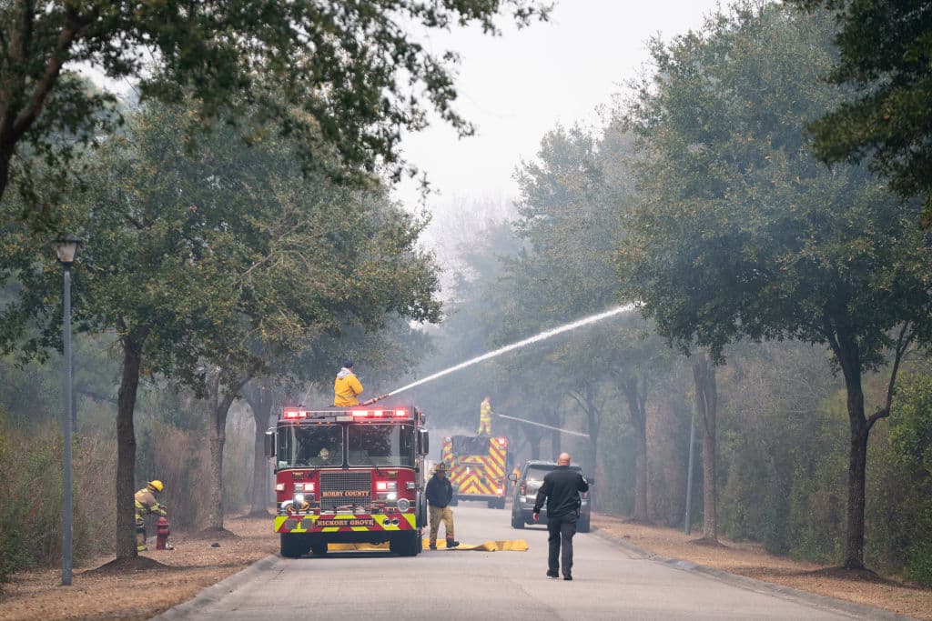 Los bomberos amanecieron este domingo sobre las llamas de un 
<b><a href="https://www.univision.com/local/north-carolina-wuvc/incendios-forestales-carolina-del-norte-carolina-del-sur-evacuaciones" target="_blank">incendio forestal que atenta contra vecindarios del condado Horry, en Carolina del Sur</a></b>. El acceso al 
<b>área costera de Myrtle Beach</b> quedó prohibido, mientras la emergencia era atendida.