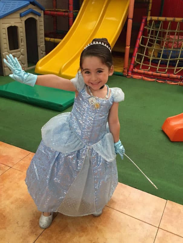 Una de las cosas que más le gusta hacer a 
<b>Lara</b> es vestirse de princesa, esos disfraces le quedan a la perfección.