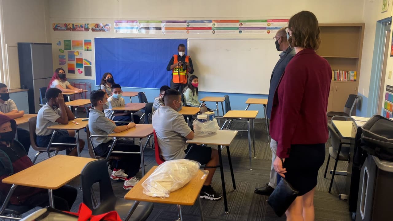 Entre las señales de ansiedad que pueden presentar los niños están los berrinches al separarse de los padres para ir a la escuela, dificultad para llevarse bien con los miembros de la familia, evitar las actividades normales dentro y fuera de la escuela y síntomas físicos como dolores de estómago, cansancio y dificultad para dormir solo.