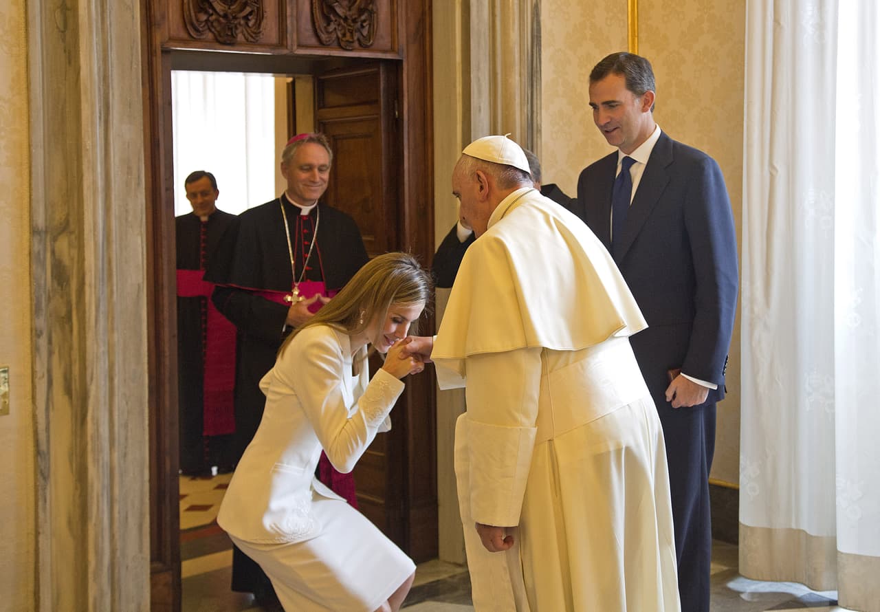 La estricta regla de vestimenta de las mujeres tiene una excepción: las reinas católicas o las esposas de los reyes católicos pueden usar un vestido blanco durante las audiencias con el líder católico. Presidentas, cancilleres o Jefas de Estado no gozan de este privilegio, tampoco las esposas de los presidentes.
<br>
<br>En la foto la reina Letizia Ortiz, esposa de Felipe VI, rey de España, vestida de Blanco y besando el anillo del papa Francisco. 
<br>