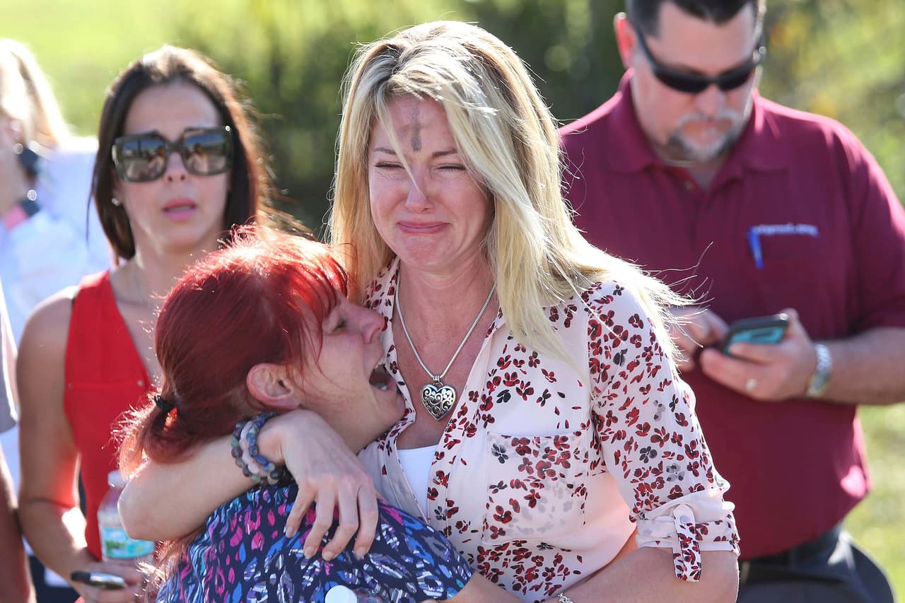 <b>2018.</b> 
<b>Secundaria Douglas en Parkland, Florida.</b> Nikolas Cruz, un exalumno de la secundaria Marjory Stoneman Douglas 
<a href="https://www.univision.com/noticias/tiroteos/estas-son-las-historias-de-los-17-jovenes-que-murieron-en-el-tiroteo-en-la-secundaria-de-parkland">acribilló a sus excompañeros de escuela</a> con un fusil de asalto el día de San Valentín y fue capturado por la policía. Dejó 17 personas muertas, 14 alumnos y tres profesores. En la fotografía, el momento en que los familiares de
<a href="https://www.univision.com/miami/wltv/noticias/tiroteos/fotos-estos-son-los-jovenes-de-parkland-en-rebelion-contra-las-armas-en-eeuu-fotos"> los alumnos</a> llegan a la escuela mientras era evacuada por las autoridades. 14 de febrero de 2018.