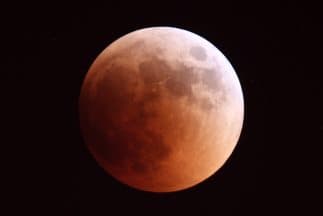 Así fue el eclipse total que enrojeció la llamada ‘superluna azul’