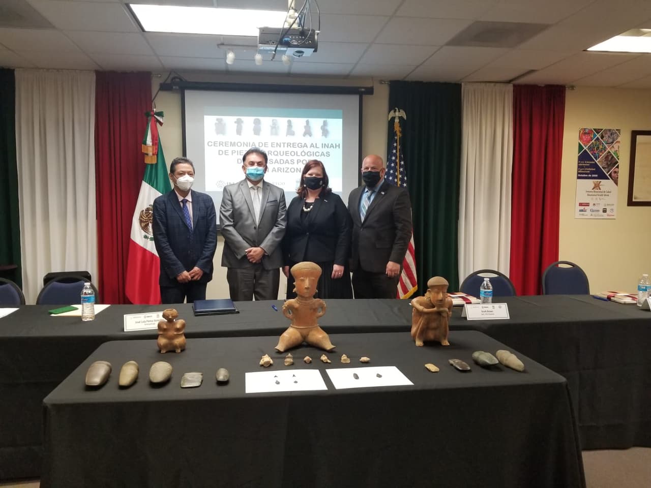 Los artefactos fueron confiscados en 2012 por el Departamento de Seguridad Nacional de Estados Unidos (HSI, por sus siglas en inglés) a dos ciudadanos mexicanos que intentaron ingresarlas a territorio estadounidense por el puerto migratorio de Mariposa, en Arizona.
<br>