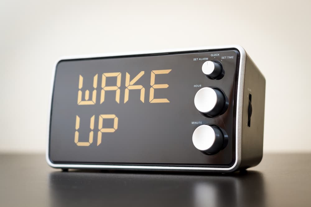 <b>CUIDADO CON LA HORA</b>
<br>Otra de las fallas de Mercurio retrógrado es que puede que no funcionen bien las alarmas o por alguna u otra razón no estés consciente de la hora. Revisa bien tus tiempos, no vayas a llegar tarde al trabajo porque no escuchaste tu alarma o porque se le acabó la pila a tu teléfono o se fue la luz durante la noche. Sé más precavido y pon varias alarmas, por ejemplo.