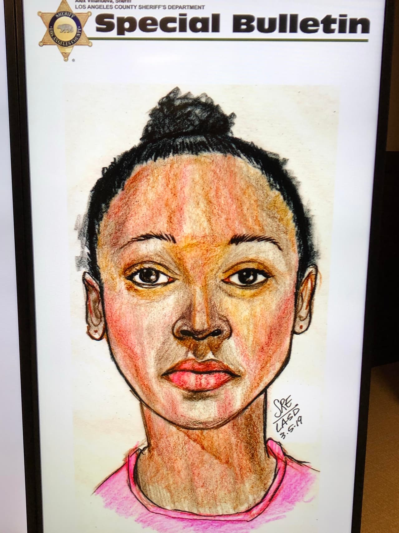 Los detectives la describieron como una niña afroamericana, de 8 a 13 años, de alrededor 5 pies y 10 pulgadas y aproximadamente 55 libras.