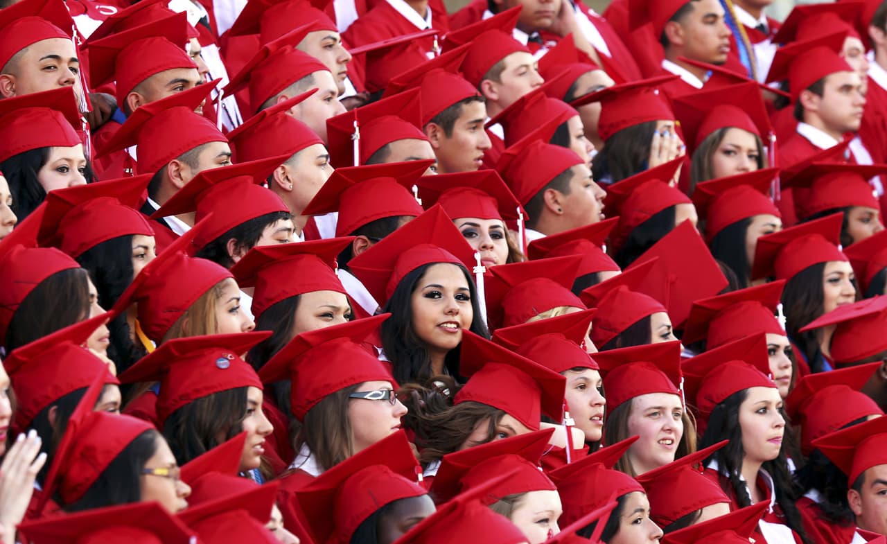 <h2 class="cms-H2-H2">5<b>. Intereses sobre préstamos estudiantiles </b></h2>
<br>
<br>
<b>Los intereses de los préstamos estudiantiles son los intereses que pagaste durante el año por un préstamo estudiantil.</b> Incluye tanto los pagos de intereses obligatorios como los pagos anticipados voluntarios. 
<br>
<br>Se puede deducir el 
<b>monto menor entre $2,500 o el monto de intereses </b>que realmente pagaste durante el año.
<br>
<br>
<a href="https://www.irs.gov/es/taxtopics/tc456" target="_blank">Conoce más de esta deducción AQUÍ. </a>
<br>