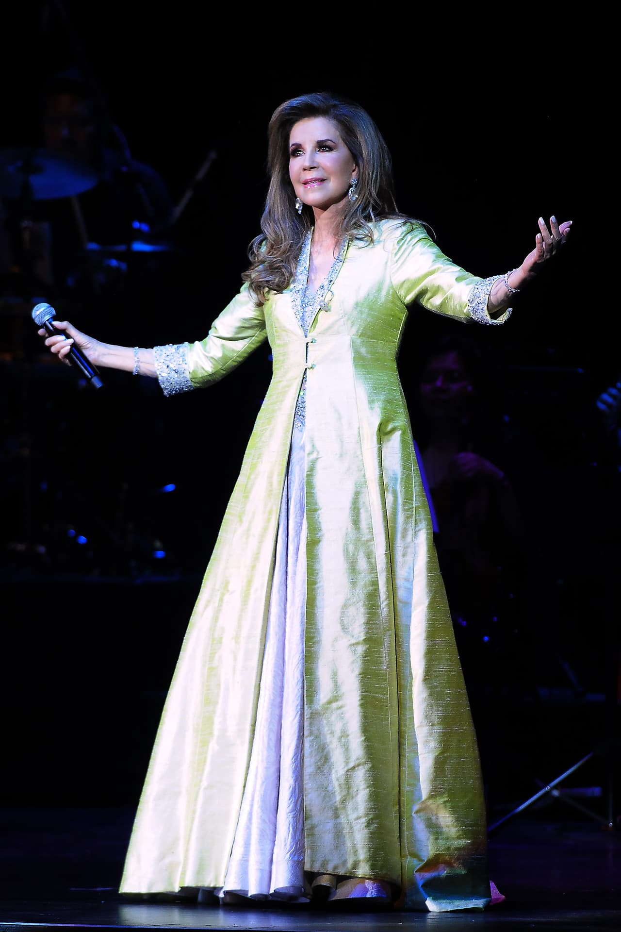La reconocida cantante Guadalupe Pineda se suma a la lista de estrellas que frecuentemente visitan el recinto sagrado de la Virgen de Guadalupe para celebrarla. 
<br>