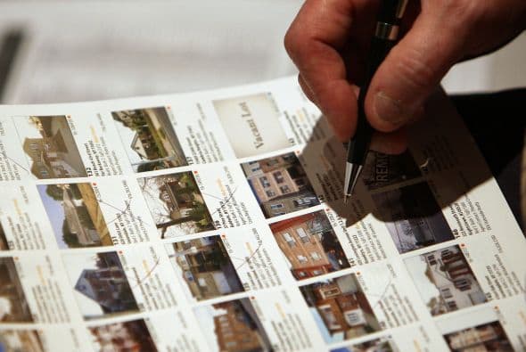 La alta tasa de desempleo, el cierre de compañías y las diversas ejecuciones hipotecarias son algunas de las razones por las cuales el precio por la venta de casas ha bajado a su nivel mínimo desde 2002. De acuerdo con una lista de CNN estas son las 10 ciudades con las residencias más baratas en el mercado de todo el país.
