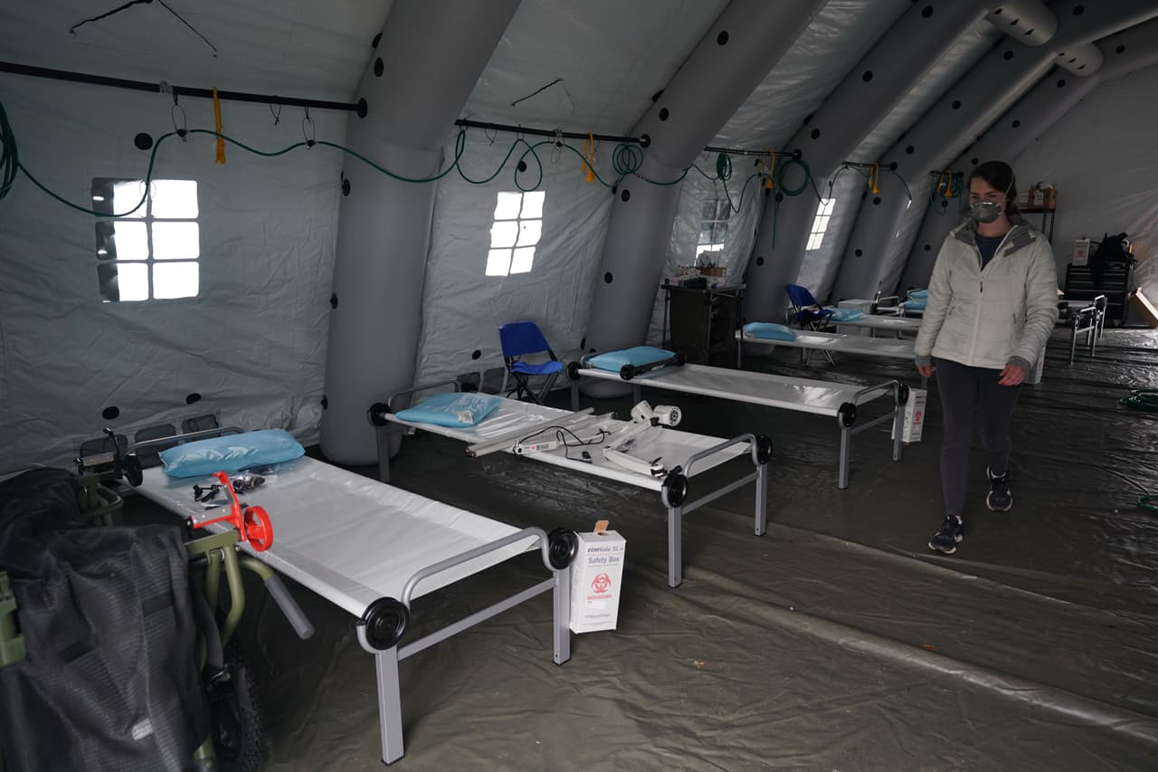 Las carpas en el Central Park, que están ubicadas justo en frente del Hospital Mount Sinai, serán usadas para la atención de los pacientes con síntomas de coronavirus.