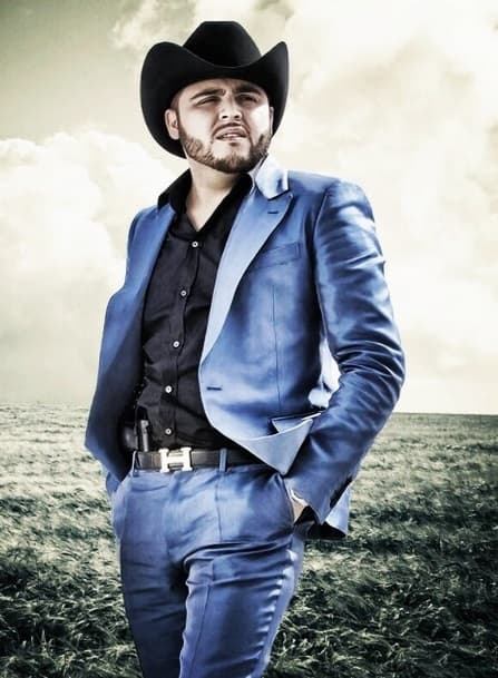 Gerardo Ortiz sufrió un ataque en 2011 en la localidad Villa de Álvarez, del estado mexicano de Colima, en el que perdieron la vida su representante Ramiro Caro, su chofer Abel Valle Rosales y resultó herida una mujer que acompañaba al cantante.
