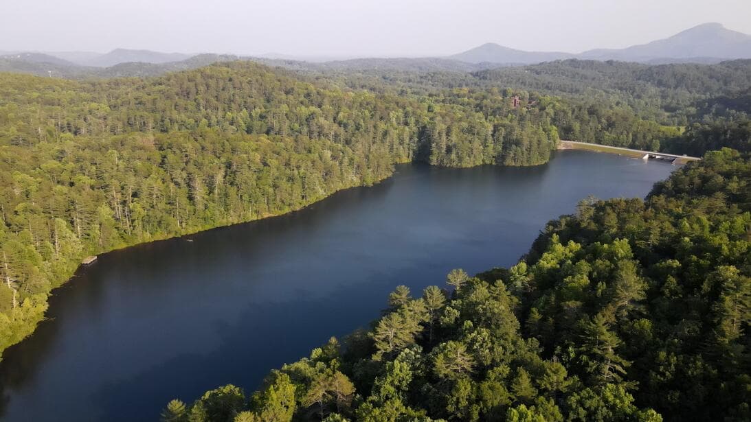 Conoce más sobre Unicoi State Park y Anna Ruby Falls, 
<b><a href="https://www.univision.com/local/atlanta-wuvg/unicoi-state-park-playa-de-agua-dulce-que-se-encuentra-en-medio-de-las-montanas-del-norte-de-georgia-fotos">aquí</a></b>.