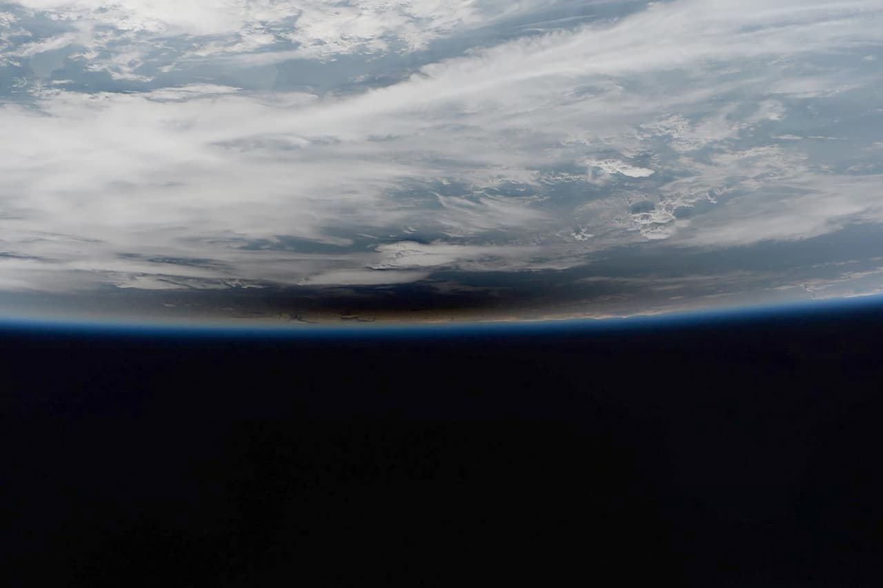 Esta foto fue tomada por el astronauta italiano Paolo Nespoli desde la estación espacial internacional. Se puede ver la sombra sobre la Tierra. 
<br>