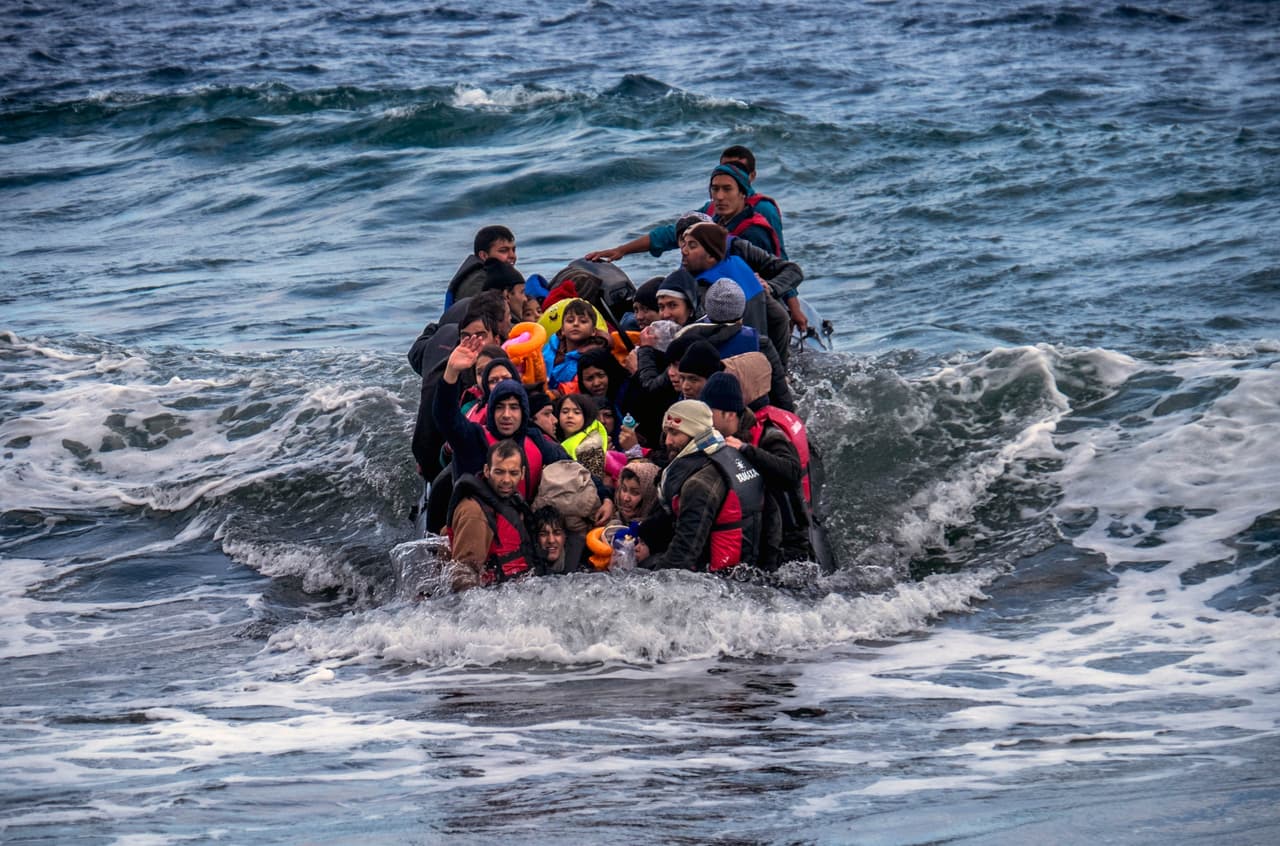 <b>Capítulo 1. Amor y muerte en Lesbos.</b> Dejan todo para encontrar un refugio para sus hijos, desafían al Mediterráneo en frágiles balsas y llegan a Lesbos. Son sirios, iraquíes, afganos, pakistaníes, sudaneses, bangladesíes y de otros muchos países, en un viaje largo e incierto. Luego de tocar tierra y estar a salvo -muchas veces con la ayuda de voluntarios europeos- algunos viajantes quedan en la costa descifrando el horizonte, esperando al ser querido que aún no llega porque tomó otra balsa. Son minutos eternos, a la orilla de un mar cruel. Unas veces hay un encuentro feliz, otras la peor noticia. “De noche y de día, con buen o mal tiempo, las escenas se repiten. Miedo, frío, angustia, alegría, amor, solidaridad y, demasiadas veces, muerte 
<b><a href="http://huelladigital.univisionnoticias.com/crisis-refugiados-javier-bauluz/capitulo-1/">(VER ESPECIAL COMPLETO).</a></b>