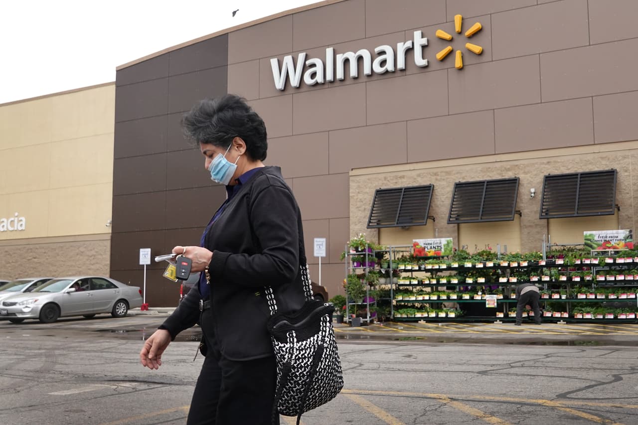 El miércoles, 
<a href="https://www.univision.com/local/atlanta-wuvg/walmart-y-sams-clubs-exigiran-el-uso-tapabocas-en-sus-422-tiendas-en-georgia">Walmart anunció que requerirá que los clientes usen cobertores faciales en las 5,000 tiendas a partir del 20 de julio.</a> La política será aplicada por los empleados en las entradas de las tiendas.