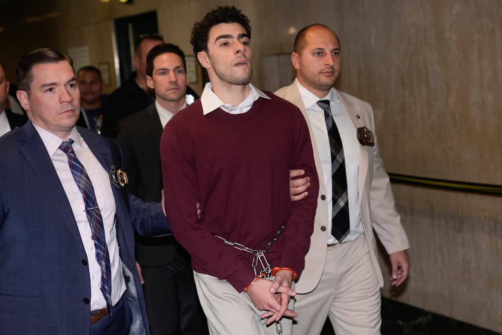 Con la frente en alto, este 23 de diciembre, Mangione se dirigió a la sala judicial en la corte criminal de Manhattan, presumiendo un abrigo que dio de qué hablar.