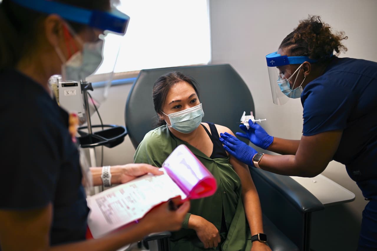 <b>miércoles, 21 de septiembre de 2022</b>
<br>
<br>Instituto de Salud Aliado del Centro de Texas 
<br>1400 Tillery St. Austin, TX 78721
<br>9 am – 2 pm
<br>Pfizer (6 meses en adelante), Moderna (12 en adelante)
<br> 
<br>Comunidades de Fundación 
<br>7224 Noreste Dr. Austin, TX 78723
<br>4:30 pm – 6:30 pm 
<br>Moderna (6 meses en adelante), Pfizer (6 meses en adelante), Johnson & Johnson (18 en adelante)
<br> 
<br>Mercado de Carnes La Michoacana 
<br>2237B E. Riverside Dr. Austin, TX 78741
<br>5:30 pm – 8:30 pm
<br>Pfizer (12 y más)
<br>
<br>El Rancho Supermercado
<br>8752 Investigación Blvd. Austin, Texas 78758
<br>5:30 pm – 8:30 pm
<br>Pfizer (12 y más)
<br> 
<br>La Finca Supermercado 
<br>9616 N. Lamar Blvd. Suite #130 Austin, TX 78753
<br>5:30 pm – 8:30 pm 
<br>Pfizer (12 y más)