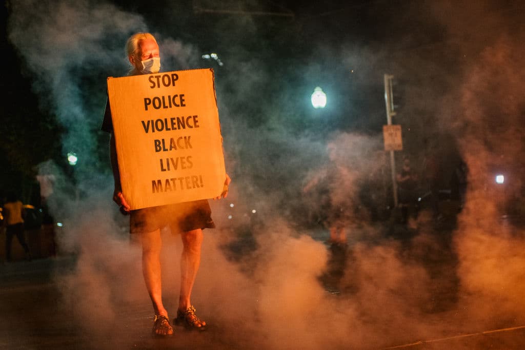 Poco después de que entrara en vigor el toque de queda fijado entre las 8:00 pm del lunes y las 7:00 am del martes, agentes de la policía local equipados con trajes antidisturbios usaron gases lacrimógenos contra los manifestantes, según constató un periodista de la AFP.