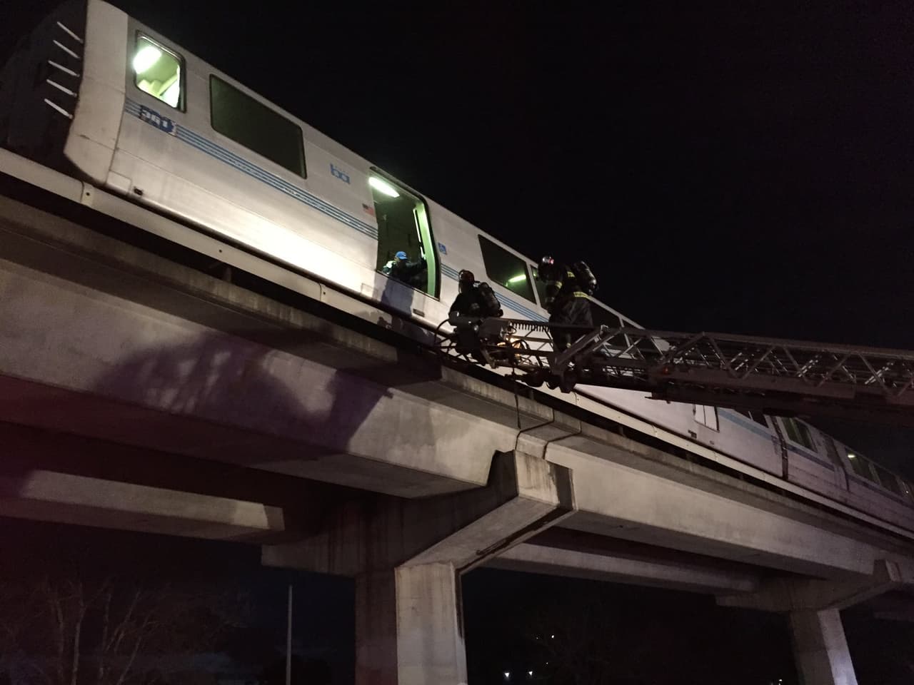 Las autoridades del sistema de transporte informaron que el tren quedó deshabilitado justo al norte de la estación de Union City. El BART dijo que todos los pasajeros que iban a bordo lograron salir de los vagones, aunque no clarificó cuál fue el procedimiento para evacuarlos ya que este tramo de las vías se encuentra sobre un puente elevado.