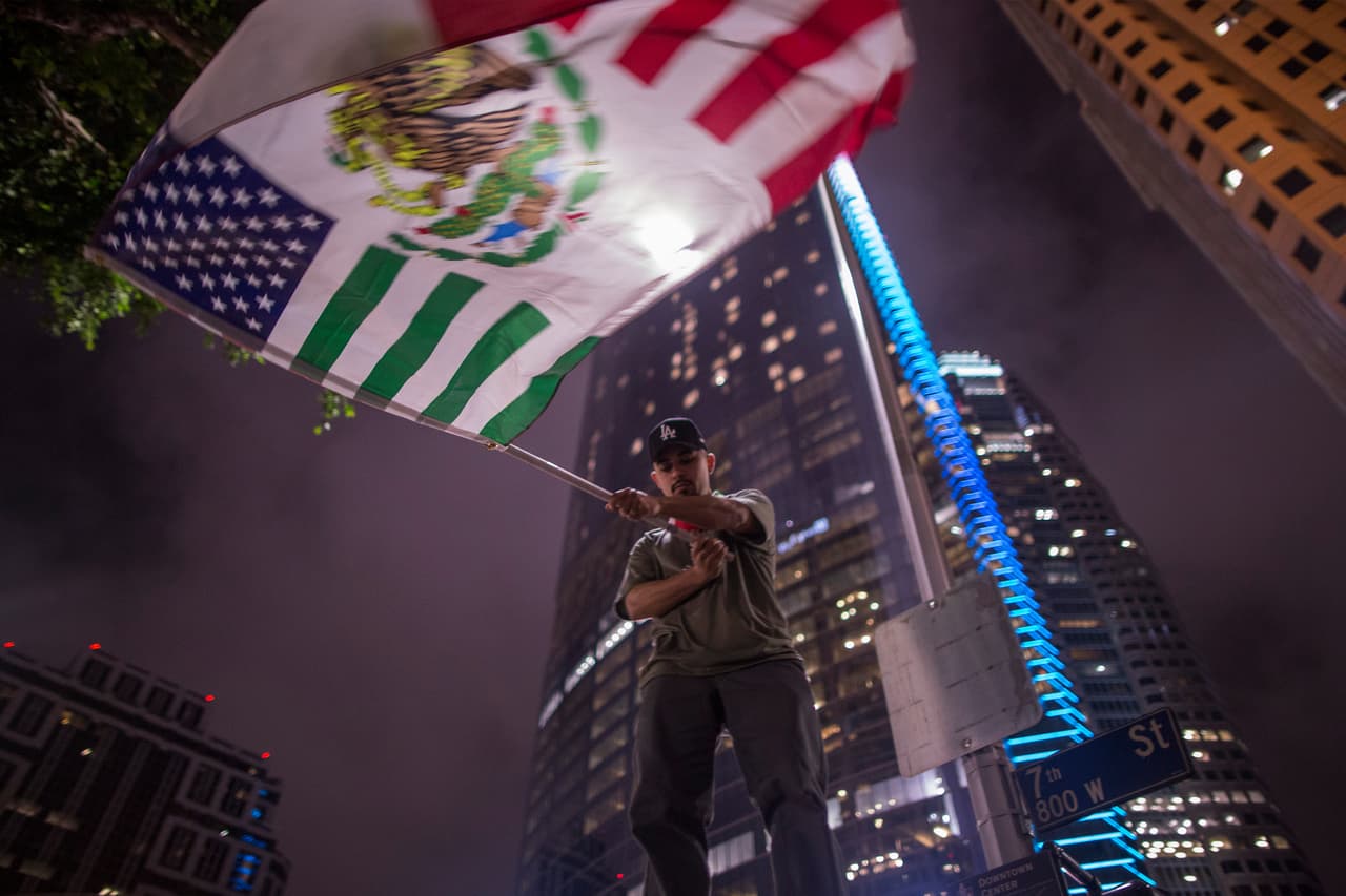 <b>Los Angeles-Long Beach-Anaheim (California): </b>5,979,000 hispanos (45.1% de la población total). 78.5% son de origen mexicano, 7.4% de El Salvador y 4.6% de Guatemala.
<br>