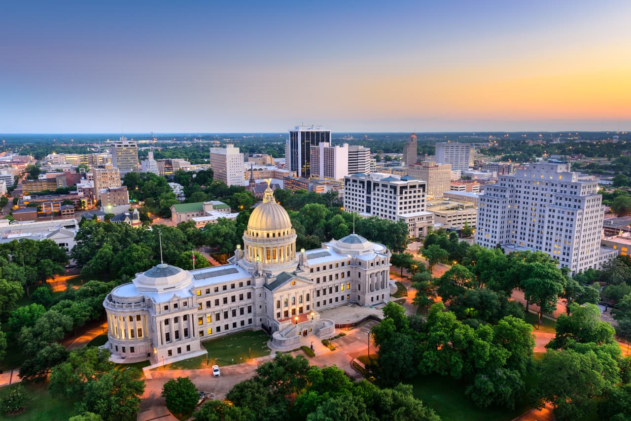 <b>Puesto 10. Mississippi</b>
<br>
<br>Porcentaje de hogares que reciben cupones de alimentos: 18.9%.
<br>
<br>Total de hogares que reciben cupones de alimentos: 207,566.
<br>
<br>Beneficio promedio por hogar: 237 dólares (el puesto 26 más alto entre todos los estados). 
<br>
<br>En este estado una de cada cinco personas y 
<a href="https://www.feedingamerica.org/hunger-in-america/mississippi"><u>uno de cada cuatro niños sufre carencia de alimentos</u></a>.